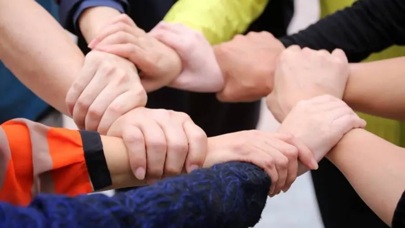 Grupo de voluntarios ayudando en una comunidad