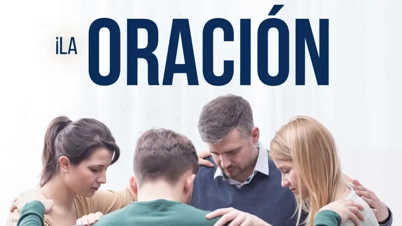 Grupo de personas orando juntas en comunidad